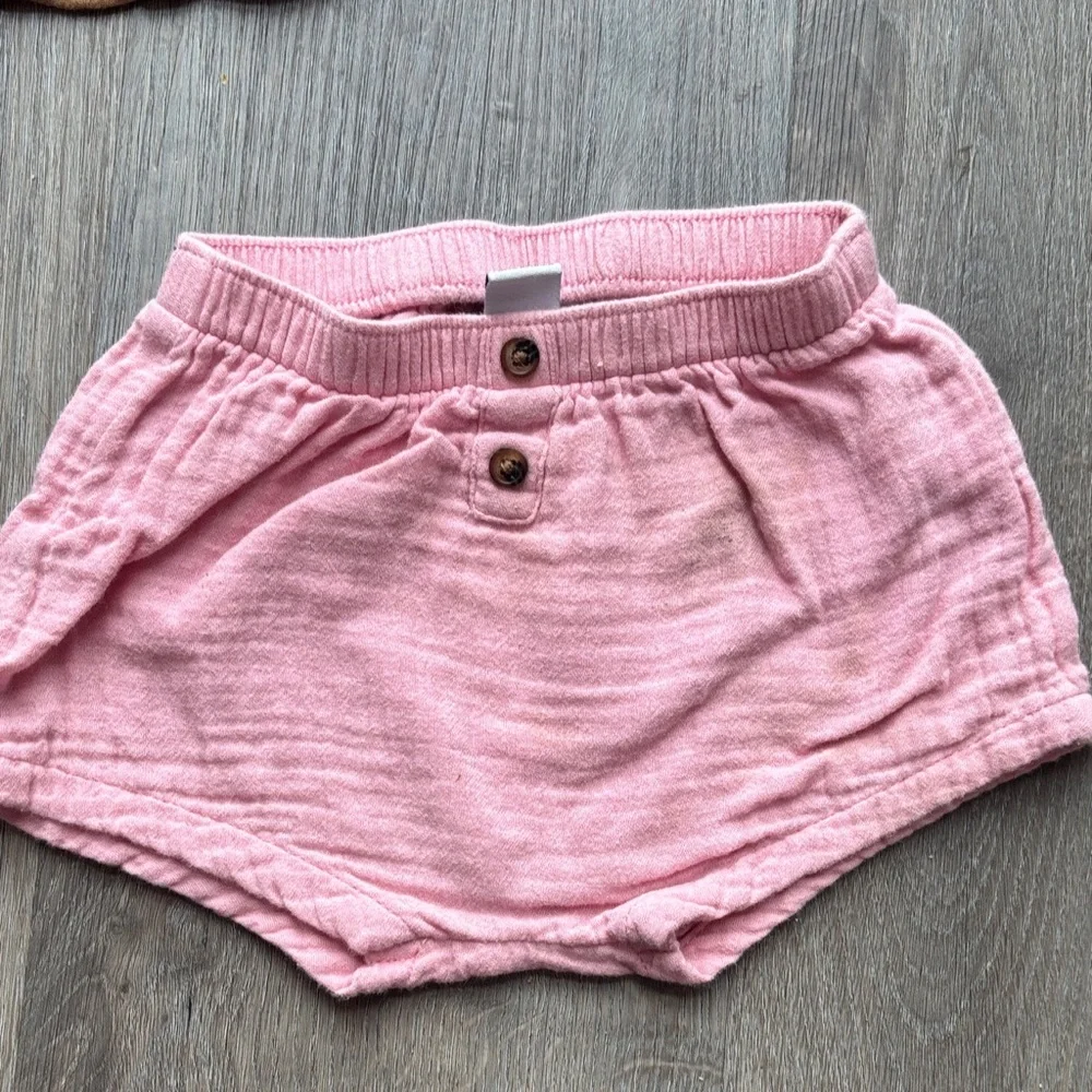 Old Navy Set of Three Textured Shorts in Red, Pink, and Brown Size 3-6 months